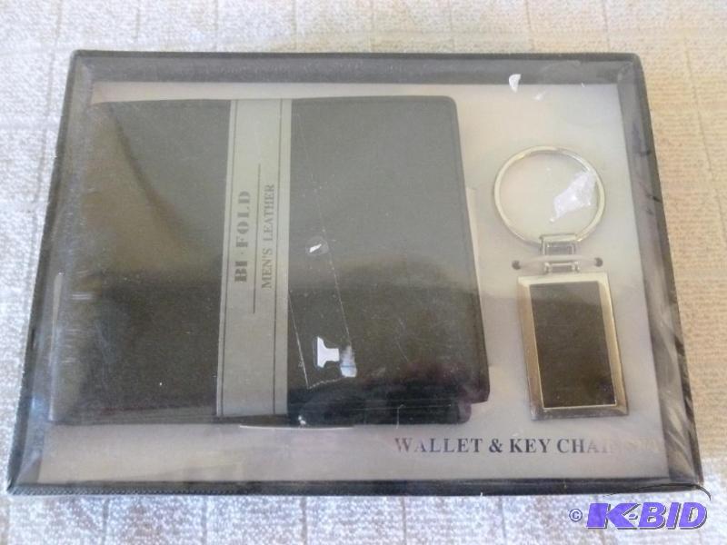 lot 74 image: Mens leather bi-fold wallet and key chain se...