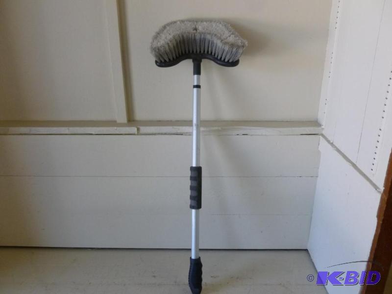 lot 78 image: Heavy duty aluminum shaft car washing brush t...