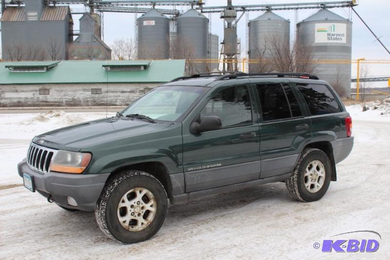 lot 2 image: 2000 Jeep Grand Cherokee Laredo V8 4x4