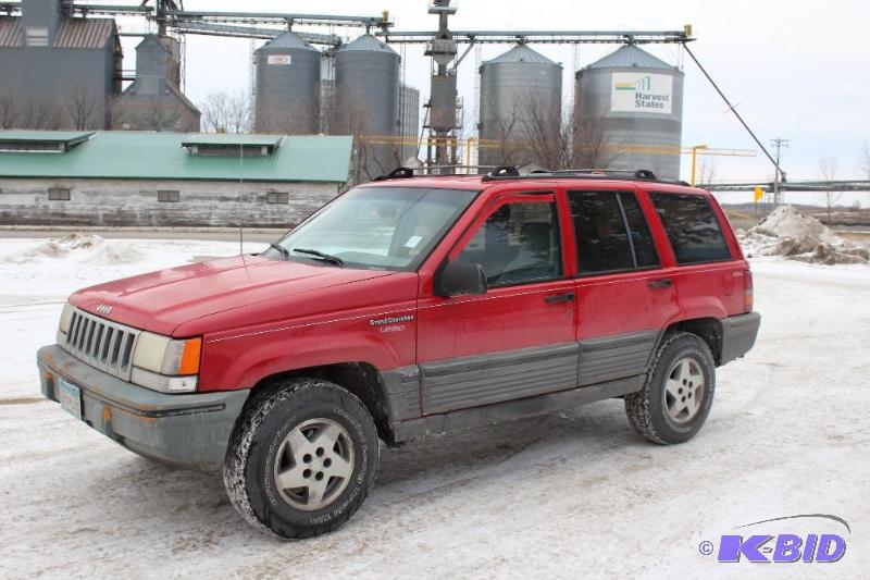 lot 3 image: 1994 Jeep Grand Cherokee Laredo 4x4 V8