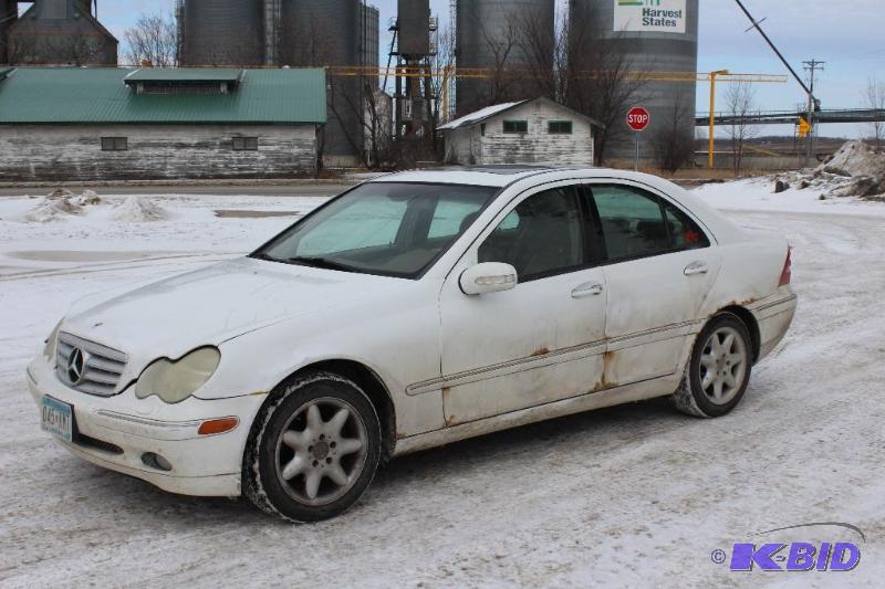 lot 4 image: 2001 Mercedes-Benz C240