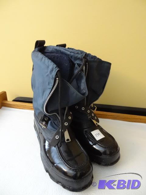 New Pair of Size 8 Snowmobile Boots....