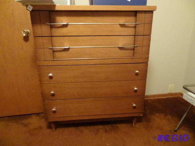 Vintage Wood Dresser. 4 Drawer 36 X 18 X 42...