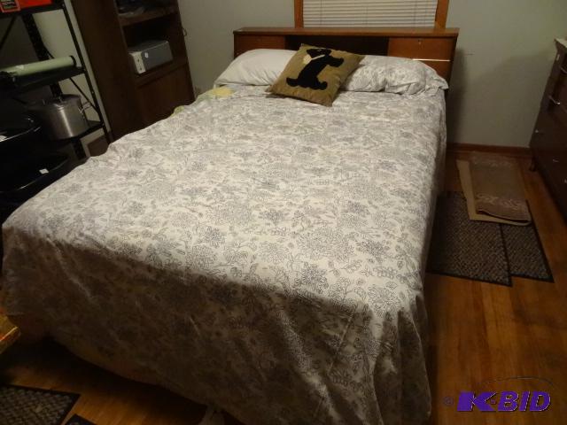 Double Size Bed. Wood Head Board with Metal F...
