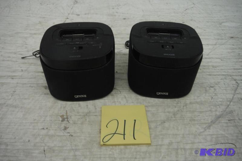 lot 211 image: Lot of 2 Gear4 Alarmdock Reveal Dock For iPod and Iphone PG487US Retail Opened Box Gear4 Alarmdock Reveal Do