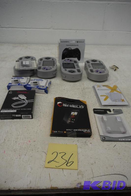 lot 236 image: Lot of small gaming accessories