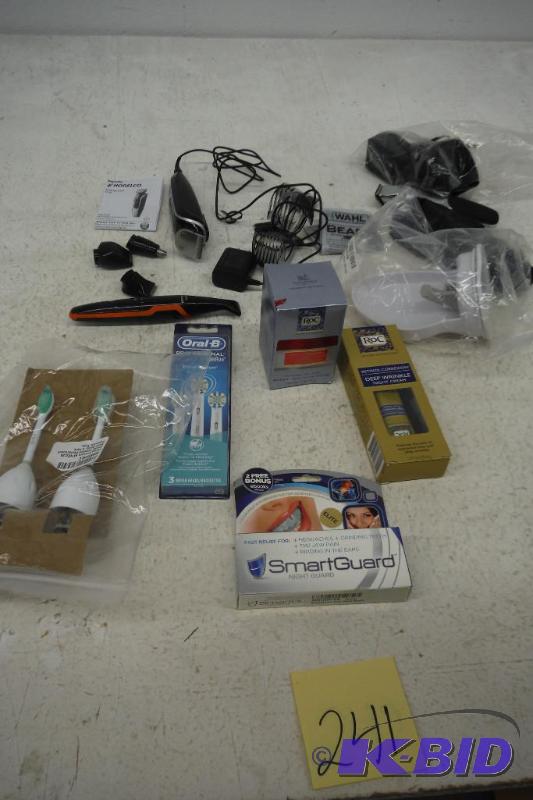 lot 241 image: Lot of 9 Items