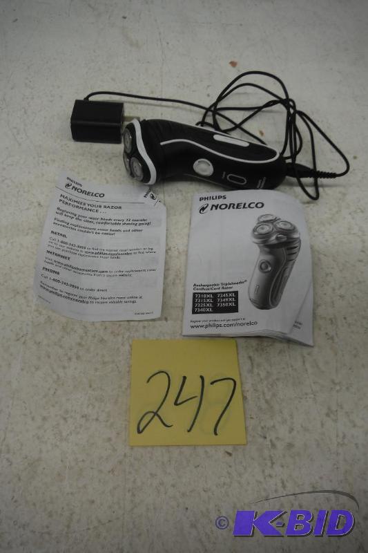 lot 247 image: Mens Norelco Shaver