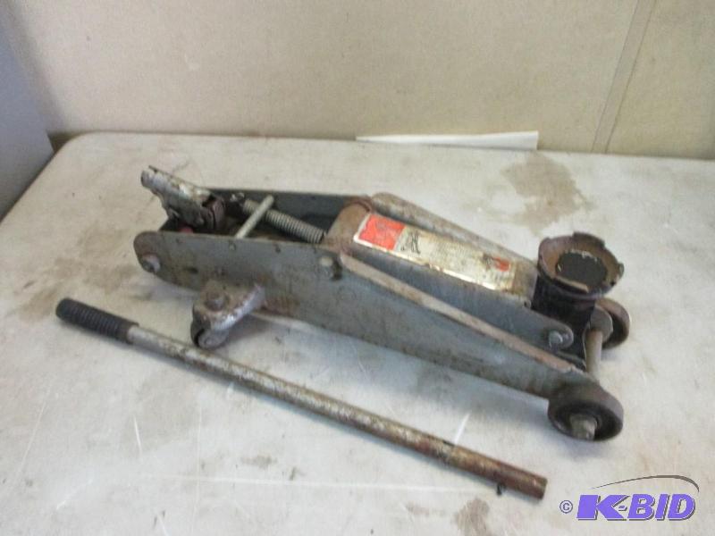 Floor jack, works...