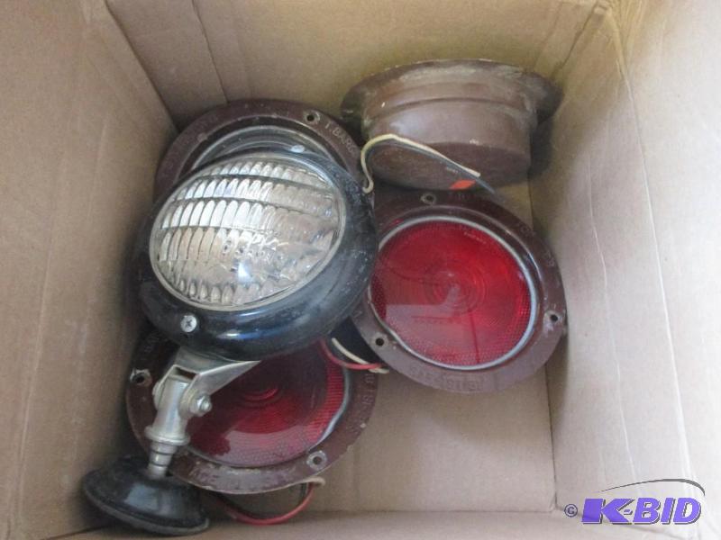 Box of trucktrailer lights...
