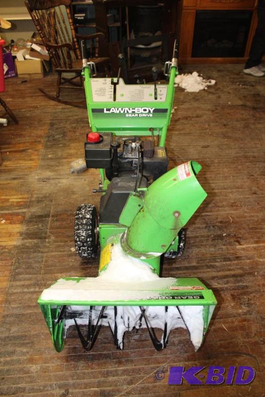 lot 1 image: Lawn-Boy ST524 Snow Blower