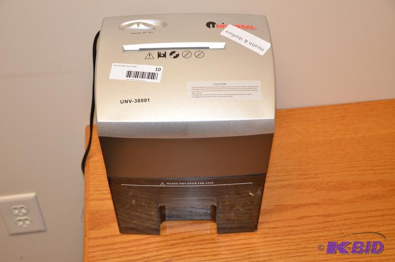 lot 10 image: Universal paper shredder model UNV-38001...