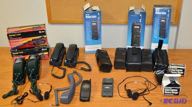 lot 113 image: 3 Realistic Walkie-Talkie 5 watts 40 channels...