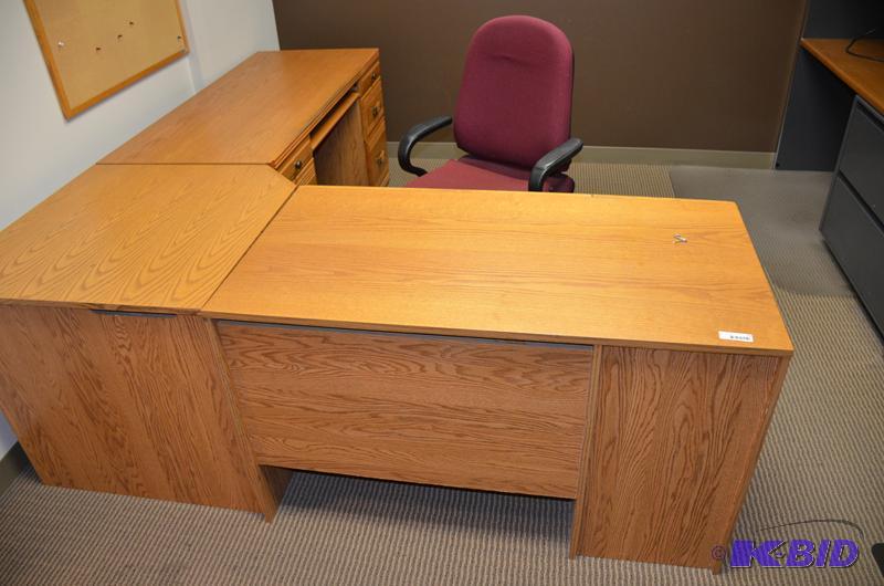 lot 20 image: Beautiful oak wooden desk, divides into 3 uni...