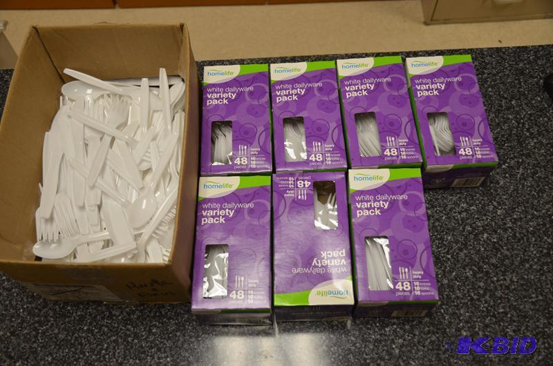 lot 38 image: Plastic knives, forks, spoons in new boxes. 4...