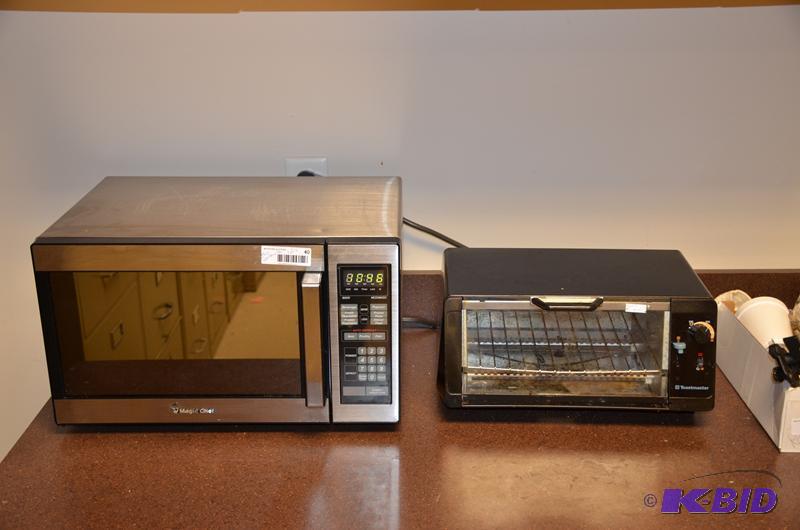 lot 40 image: Magic Chef stainless steel microwave 900 watt...