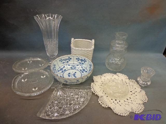 lot 119 image: Assorted Glassware   Snowman vase  Porcelain ...