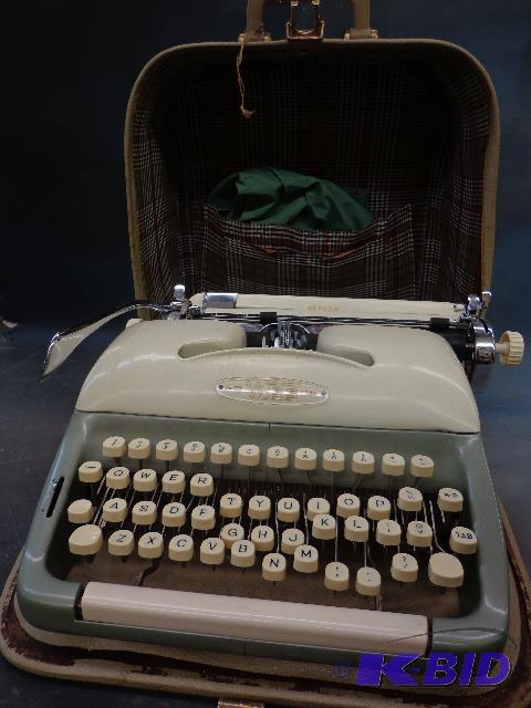 lot 137 image: Vintage Typewriter   Made in Germany  Voss  L...