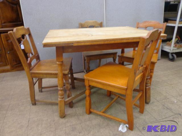 lot 28 image: Wooden Table and Chairs   Table has 2 leafs t...