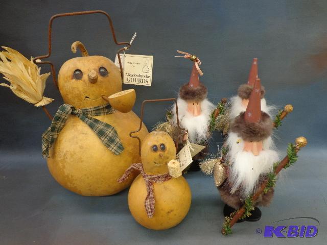 lot 66 image: Nutcrackers and Gourd Statues   3 Nutcrackers...
