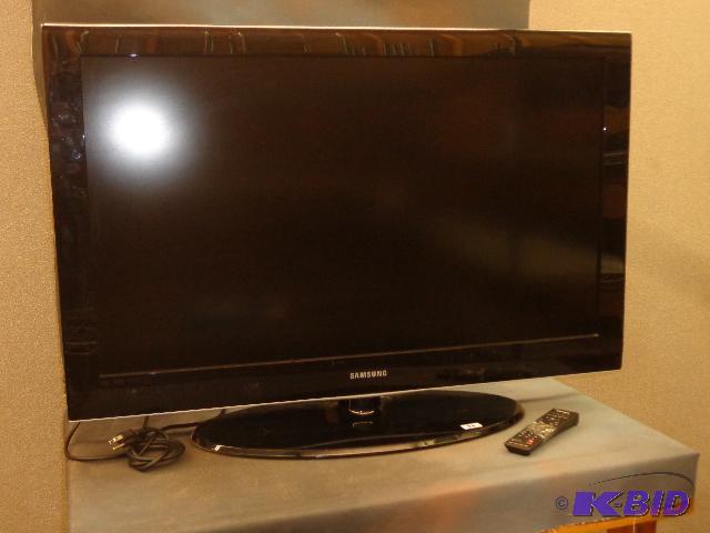 lot 99 image: Samsung 46" TV   Model# LN40A550P3F  Goo...