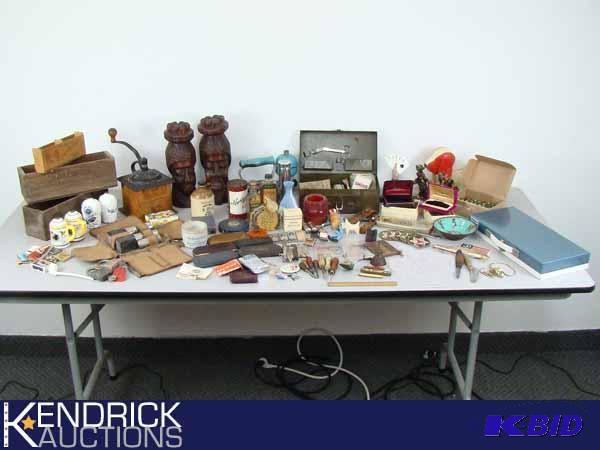 lot 100 image: Large Lot of Miscellaneous Collectibles