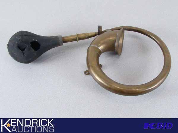 lot 20 image: Antique Brass Horn