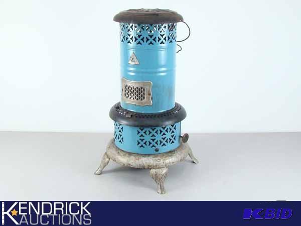 lot 3 image: Vintage Perfection Smokeless Oil Heater