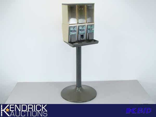 lot 4 image: Working Vendstar 3000 Candy Machine with Keys