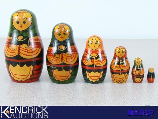 lot 83 image: Vintage MINT CONDITION Russian Wood Nesting Doll