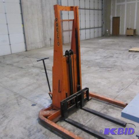 lot 1 image: Presto Lift Truck