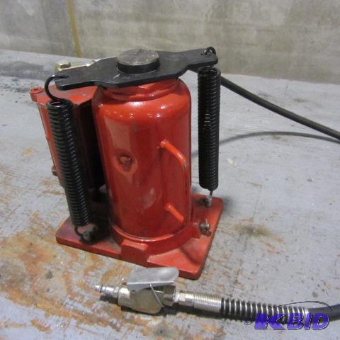 lot 15 image: Pneumatic Hydraulic Jack