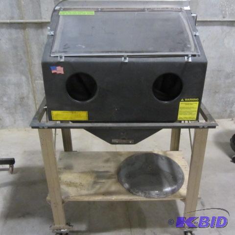 lot 4 image: Sandblasting Cabinet