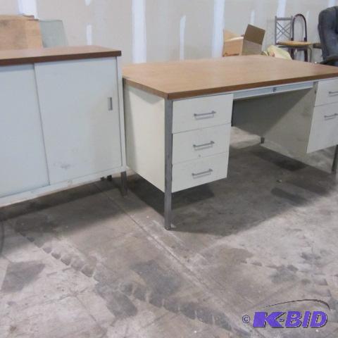lot 65 image: Metal Office Desk, Cabinet