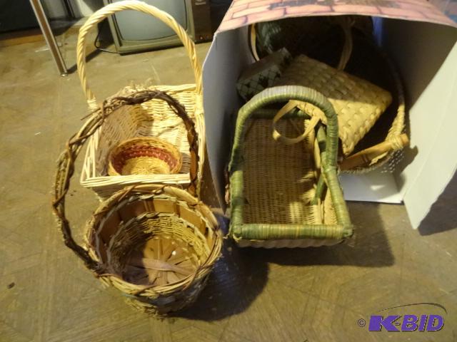 lot 119 image: Box of Misc Wicker Baskets...