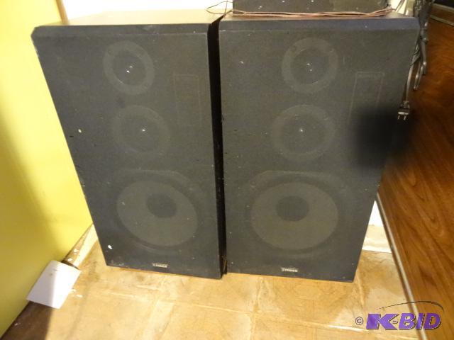 lot 122 image: 2 Fisher Stereo Speakers. Model DS-825 100 Wa...