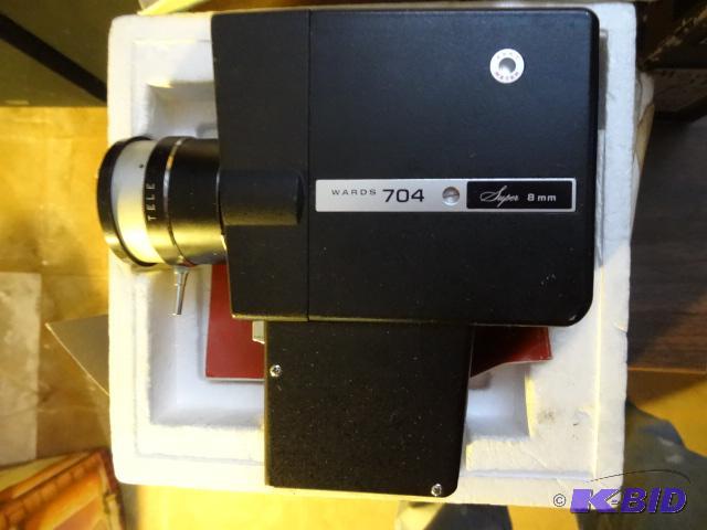 lot 124 image: Wards 704 Super 8mm Movie Camers...