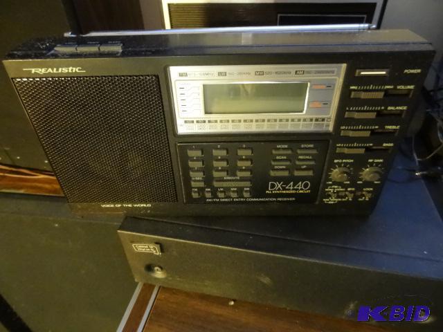 lot 128 image: Realistic AM FM Direct Entry Communication Re...