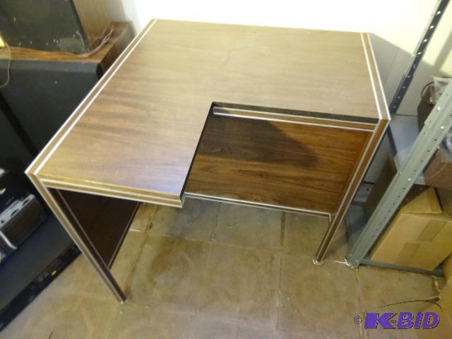 lot 135 image: Vintage L Shaped Desk 30 X 30 X 30...