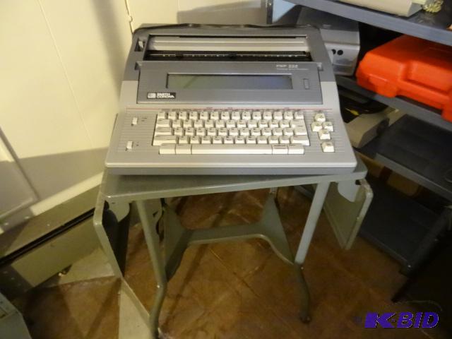 lot 153 image: Smith Corona DWP255 Electric Typewriter Comes...