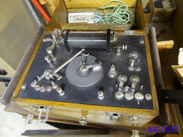 lot 179 image: Vintage and Rare Menomince Medical Battery. H...