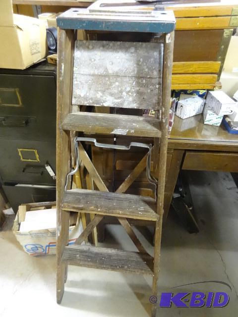 lot 199 image: 4 Wood Step Ladder...
