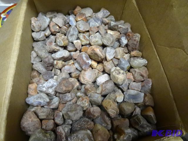 lot 84 image: Box of Agates...