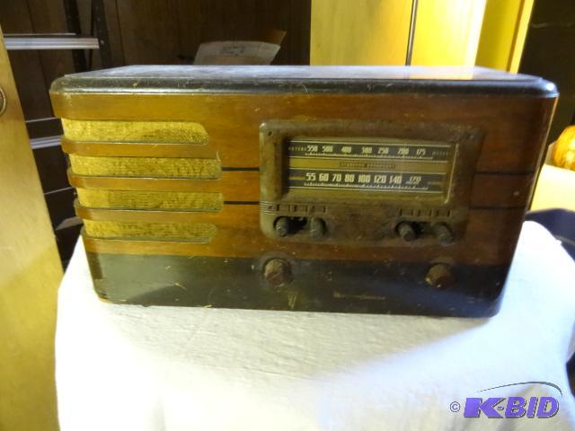 lot 97 image: Vintage Westinghouse Radio Equipped for Telev...