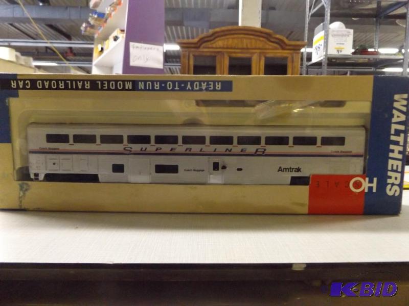 Walthers Amtrak Superliner 1 Coach Baggage Ca...