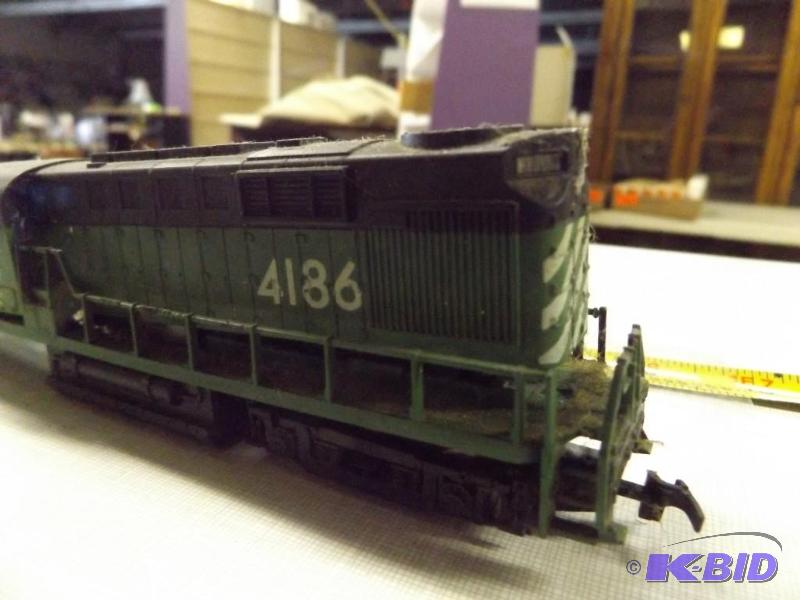 Burlington Northern Engine, missing wheels...
