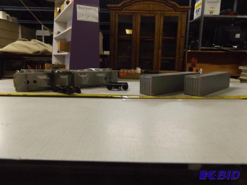 Santa Fe Rail Car body and two Cargo Containe...