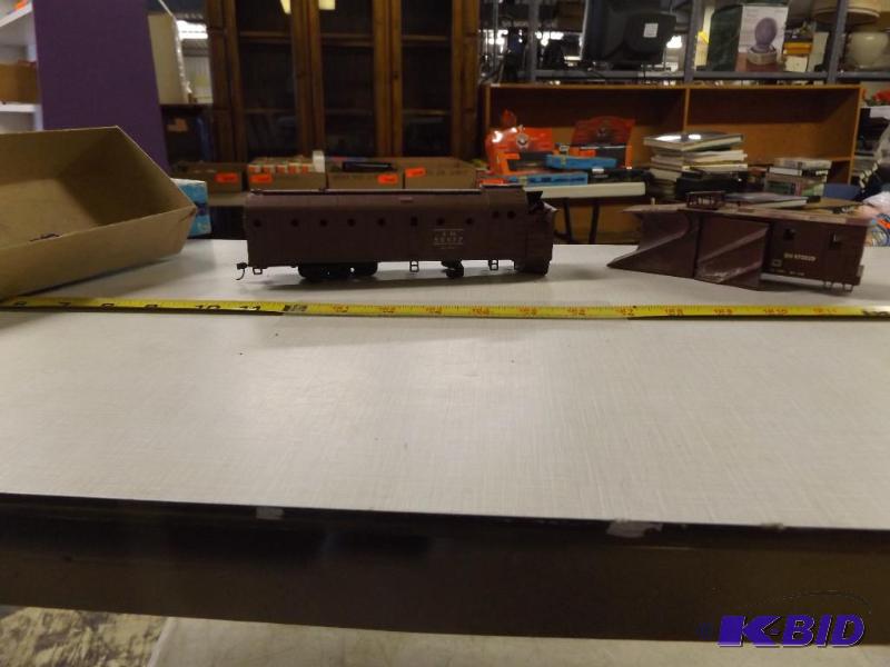 Athearn, Train Cars with box, some pieces...