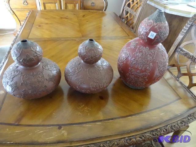 lot 52 image: 3 decorative clay pots...