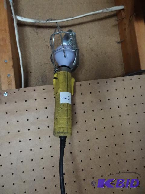 lot 7 image: Trouble light with 5 cord...